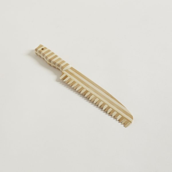 CUCHILLO DE MADERA RAYADA P/ TORTA SERRUCHO 30CM — imagen 1