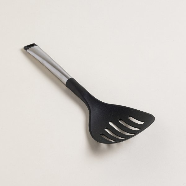ESPUMADERA DE NYLON NEGRO Y MANGO DE ACERO 36CM — imagen 1