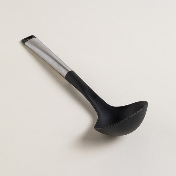 CUCHARON DE NYLON NEGRO Y MANGO DE ACERO 34 CM — imagen 1