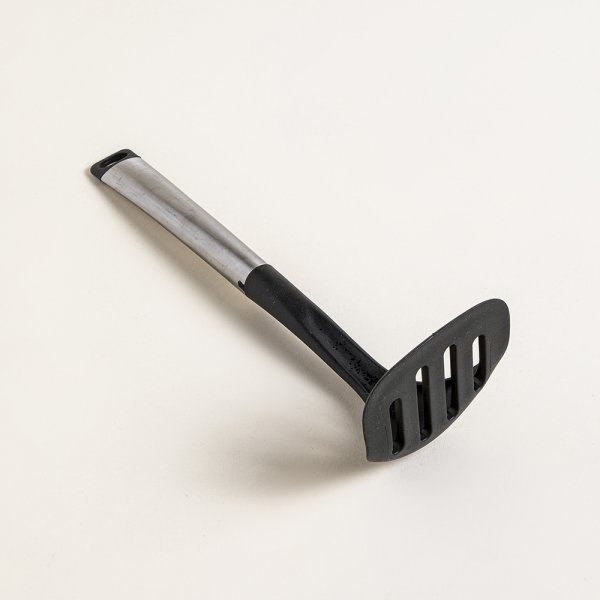 CUCHARA ACANALADA DE NYLON NEGRO Y MANGO DE ACERO 31 CM — imagen 1