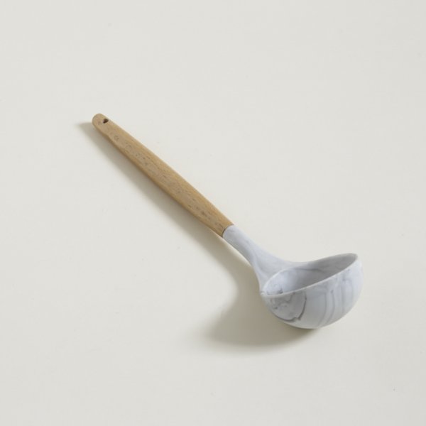 CUCHARON DE SILICONA SIMIL MARMOL MANGO DE MADERA 31 CM — imagen 1