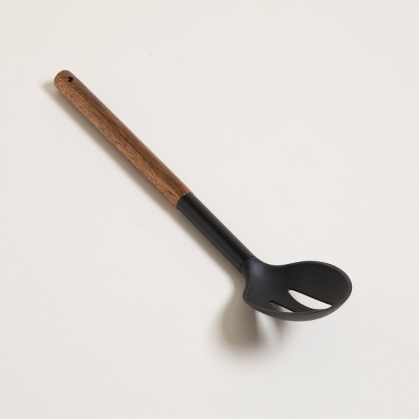 CUCHARA ACANALADA DE NYLON NEGRO CON MANGO DE MADERA Y ACERO NEGRO MATE 33.7X6.3 CM — imagen 1