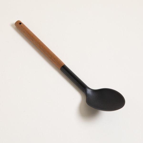 CUCHARA ACANALDA DE NYLON NEGRO CON MANGO DE MADERA Y ACERO NEGRO MATE 33.7X6.3 CM — imagen 1