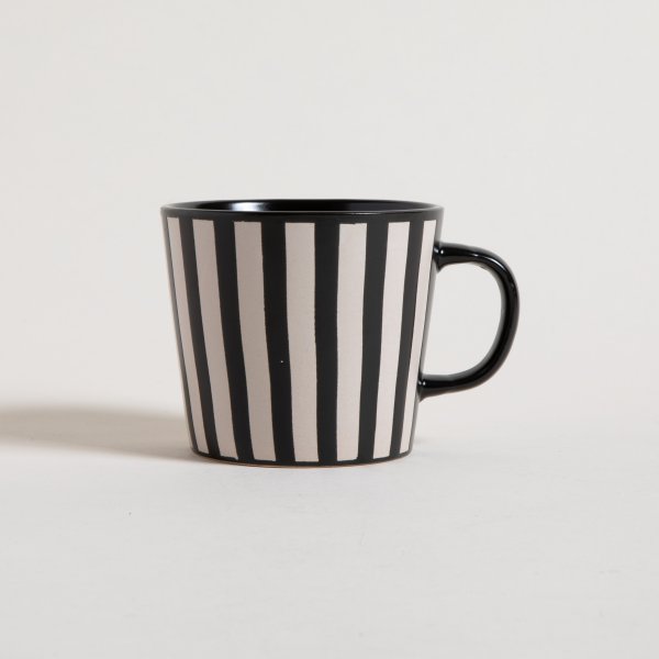 MUG CONICO RAYAS BLANCAS Y NEGRAS 410 ML
