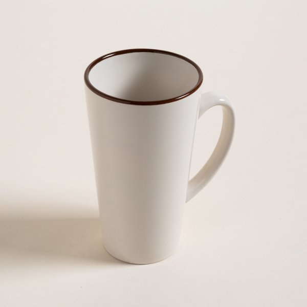MUG ALTO DE CERAMICA CREMA BORDE NEGRO CONICO 460 ML