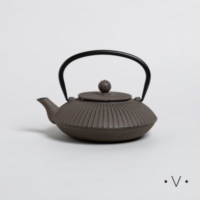 TETERA DE HIERRO LINEAS VERTICALES VISON 800 ML *VASSA