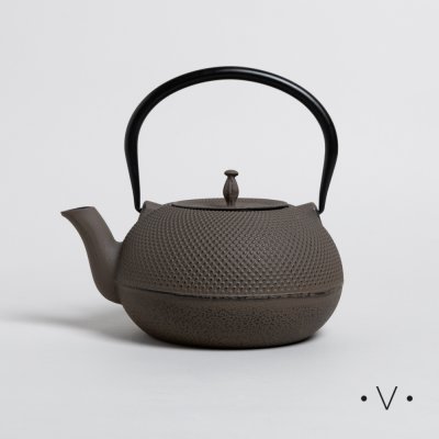 TETERA DE HIERRO REDONDA GRANDE VISON 1800 ML *VASSA