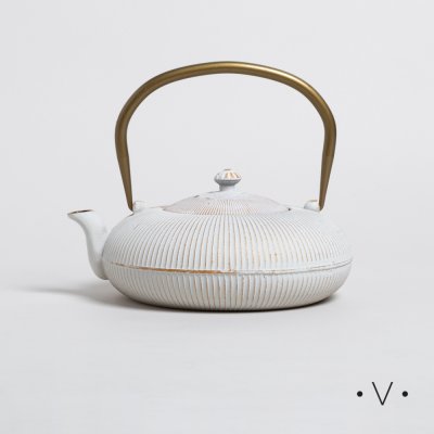 TETERA DE HIERRO GIFU LINEAS OFF WHITE 1200 ML *VASSA
