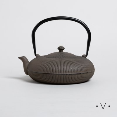 TETERA DE HIERRO GIFU LINEAS VISON 1200 ML *VASSA