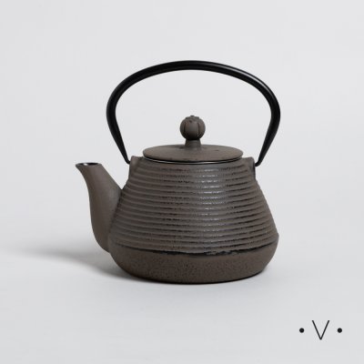 TETERA DE HIERRO CÓNICA 1000 ML